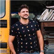 Professor de bateria e percussão, com mais de 25 anos de experiencia, Graduado em Licenciatura em Educação Musical pela Universidade Estadual de Minas Gerais, tem ainda alguns horários abertos para ministrar aulas presenciais e online em seu estudio